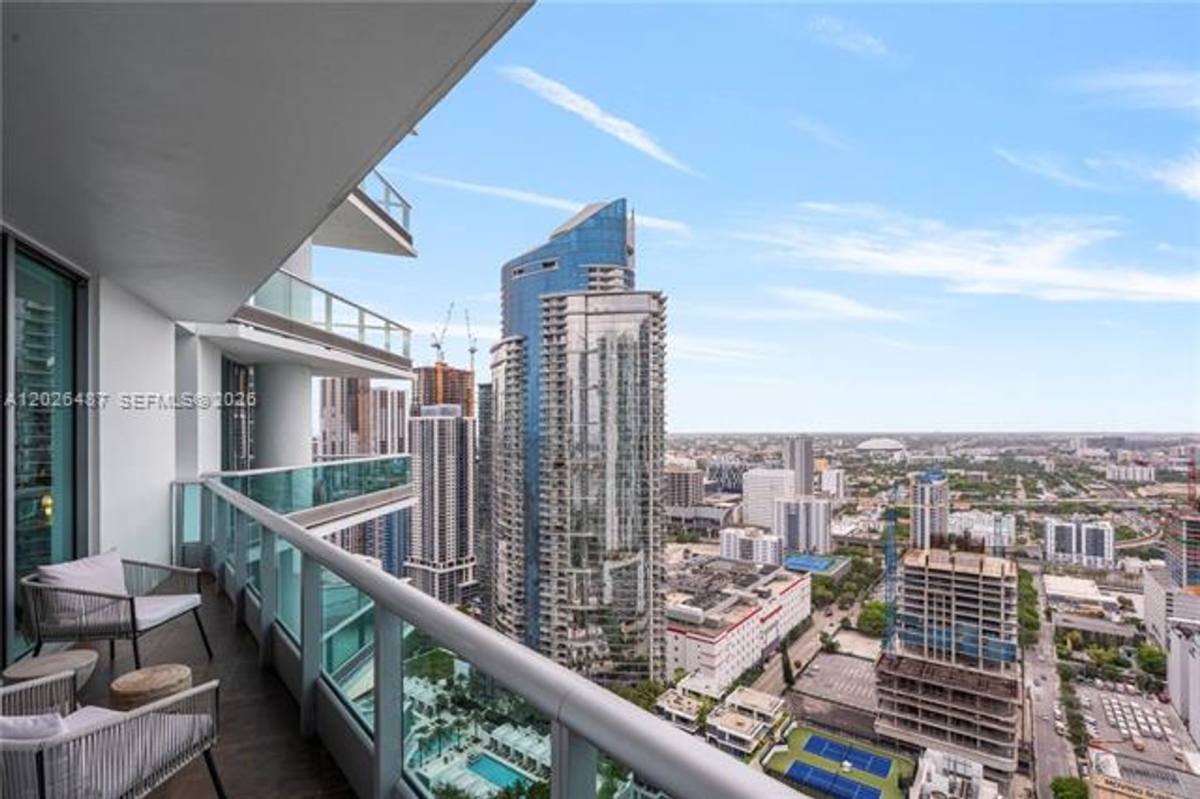 Apartment for rent at 900 Biscayne Blvd, Miami, FL 33132