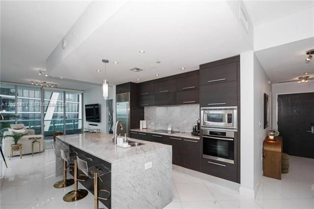 Apartment for rent at 900 Biscayne Blvd, Miami, FL 33132