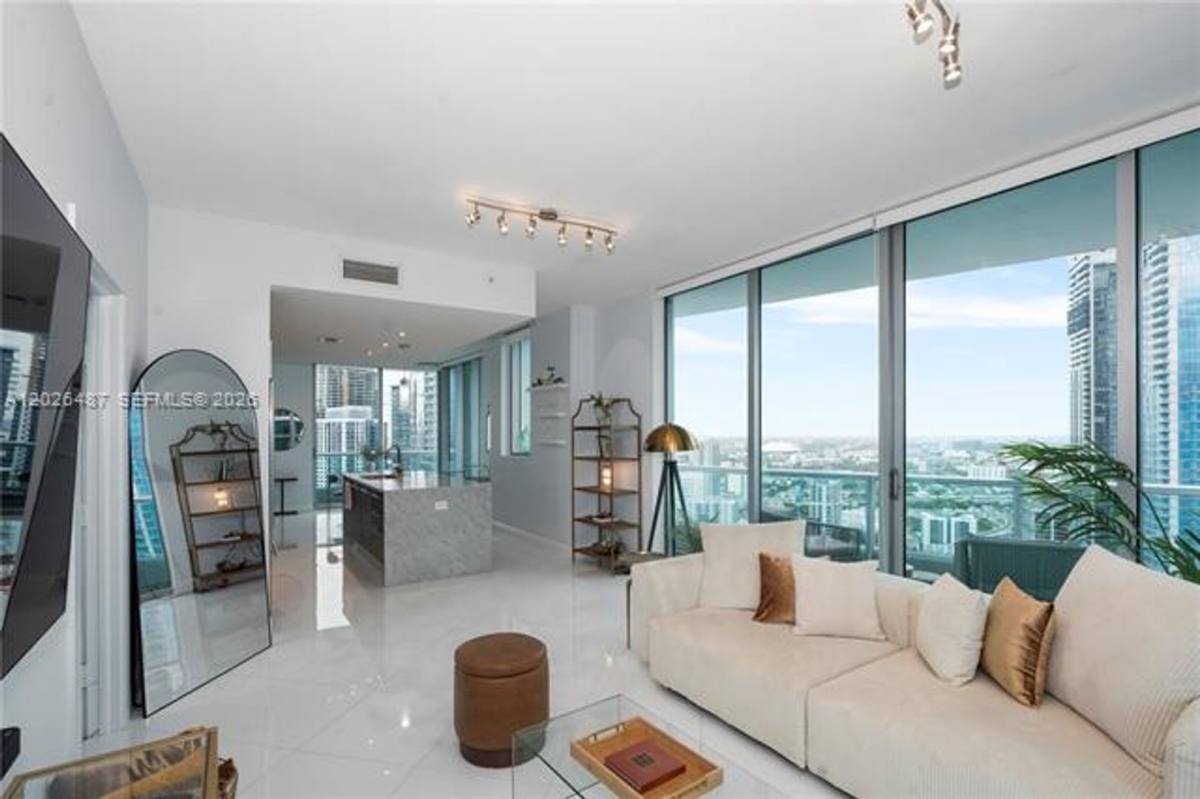 Apartment for rent at 900 Biscayne Blvd, Miami, FL 33132