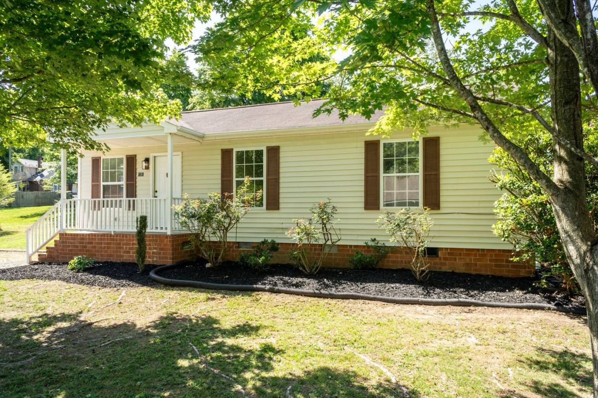 House for rent at 830 Oxford Lane, Burlington, NC 27215