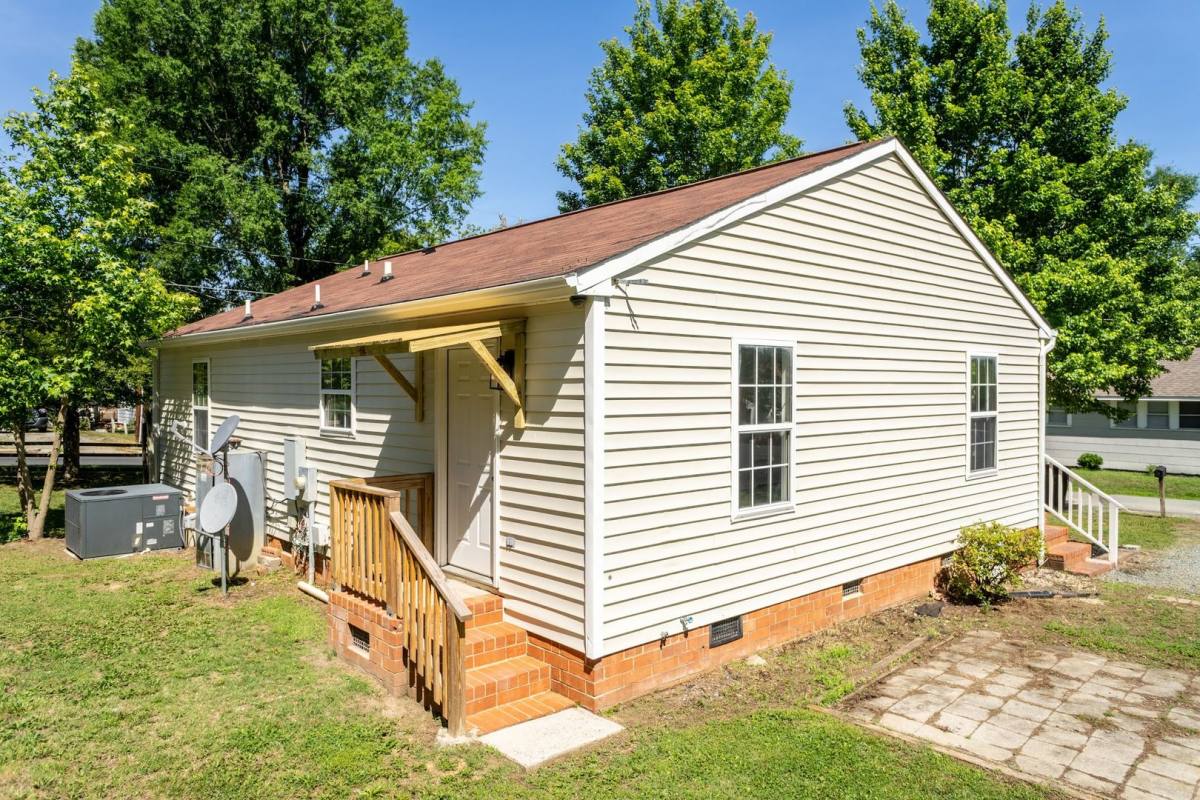 House for rent at 830 Oxford Lane, Burlington, NC 27215