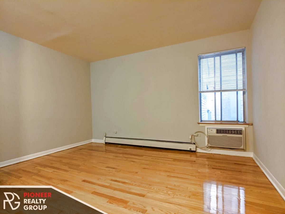 Apartment for rent at 510 W Briar #205, Chicago, IL 60657