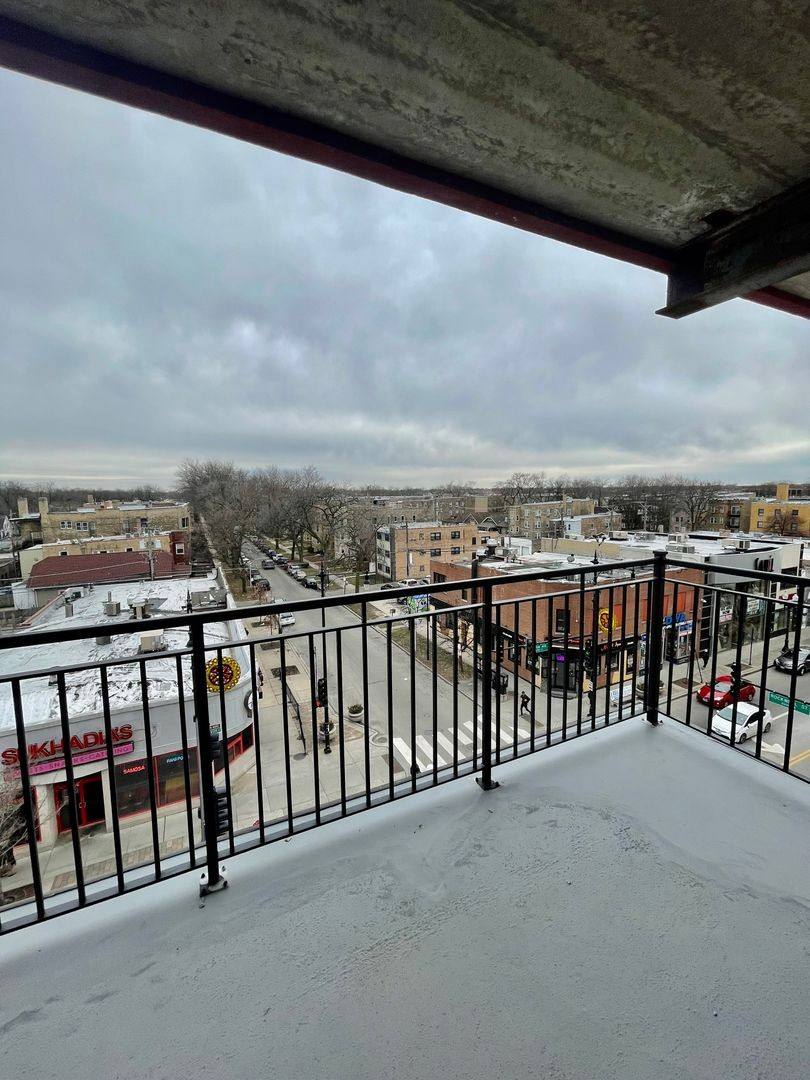 Apartment for rent at 6411 N Rockwell St #515, Chicago, IL 60645