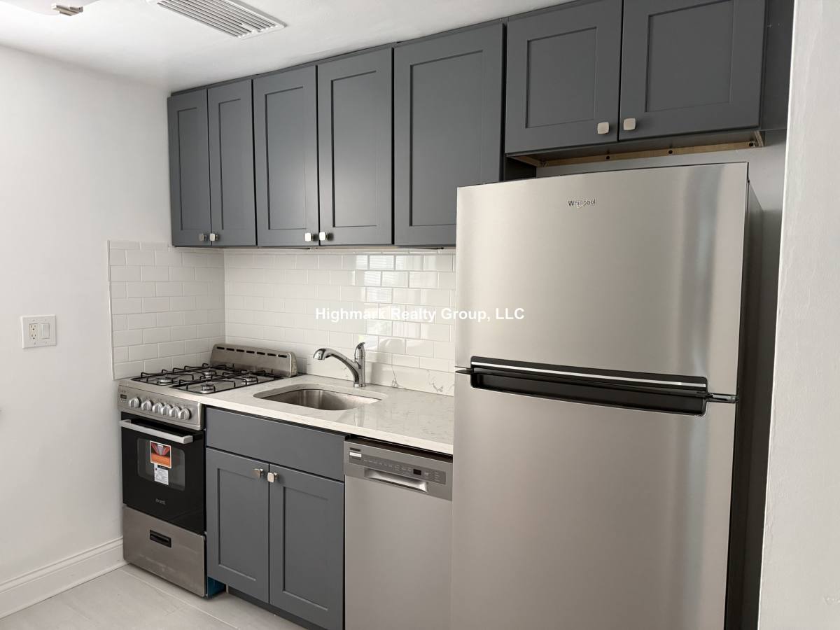 Apartment for rent at 6709 N California Ave, Chicago, IL 60645