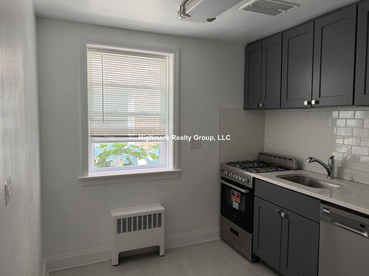 Apartment for rent at 6709 N California Ave, Chicago, IL 60645