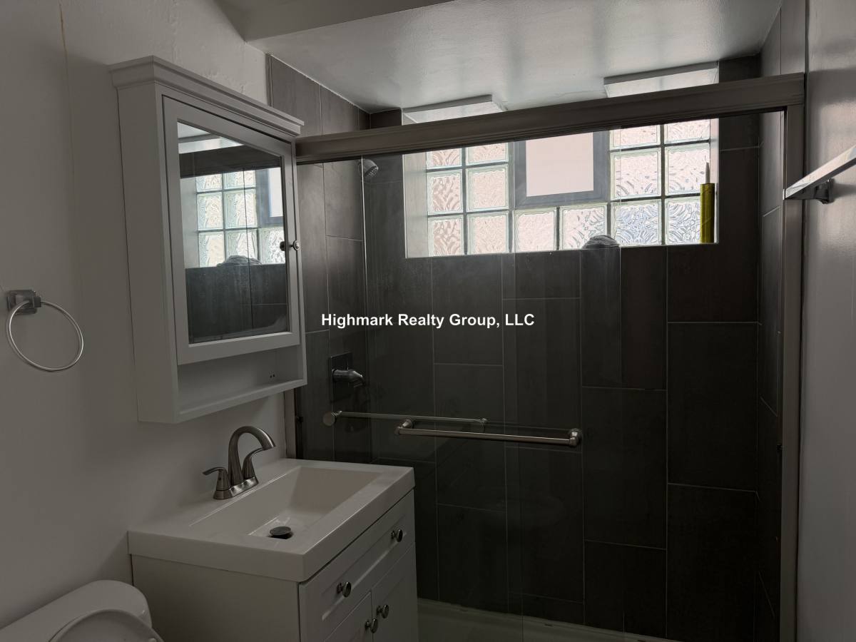 Apartment for rent at 6709 N California Ave, Chicago, IL 60645