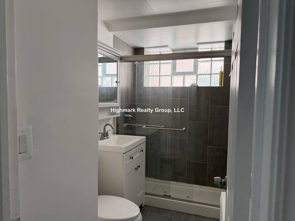 Apartment for rent at 6709 N California Ave, Chicago, IL 60645
