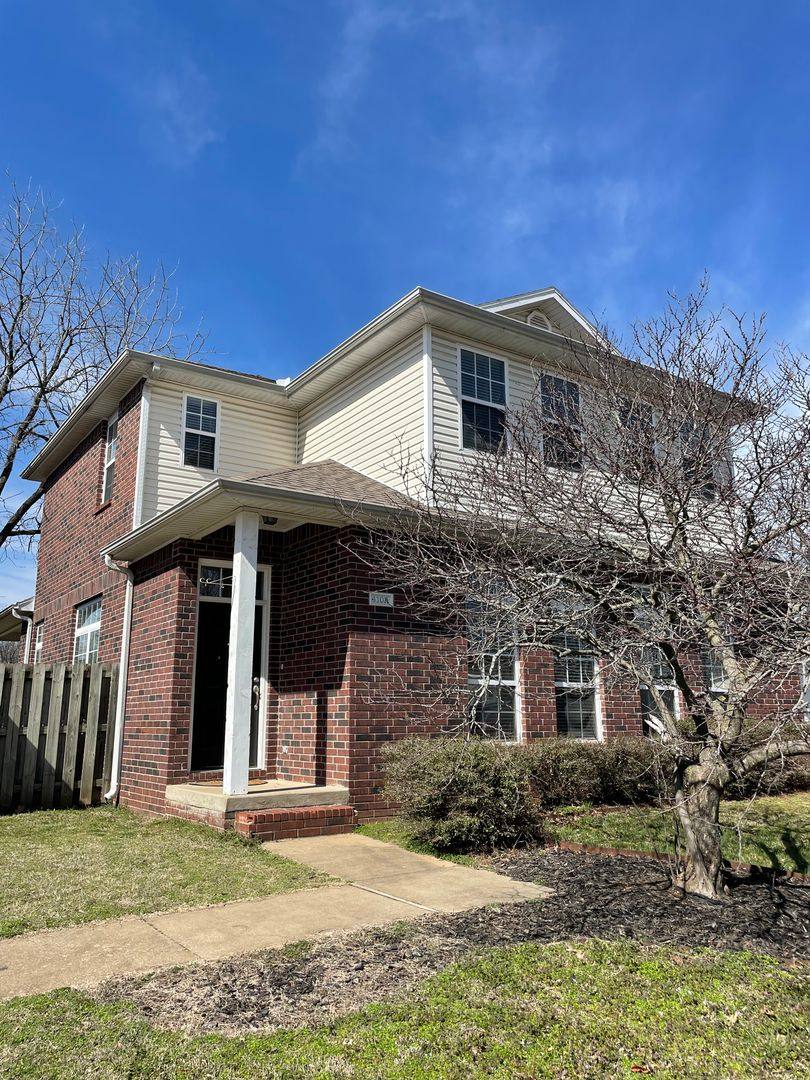 Townhouse for rent at 410 Ash St, Lowell, AR 72745