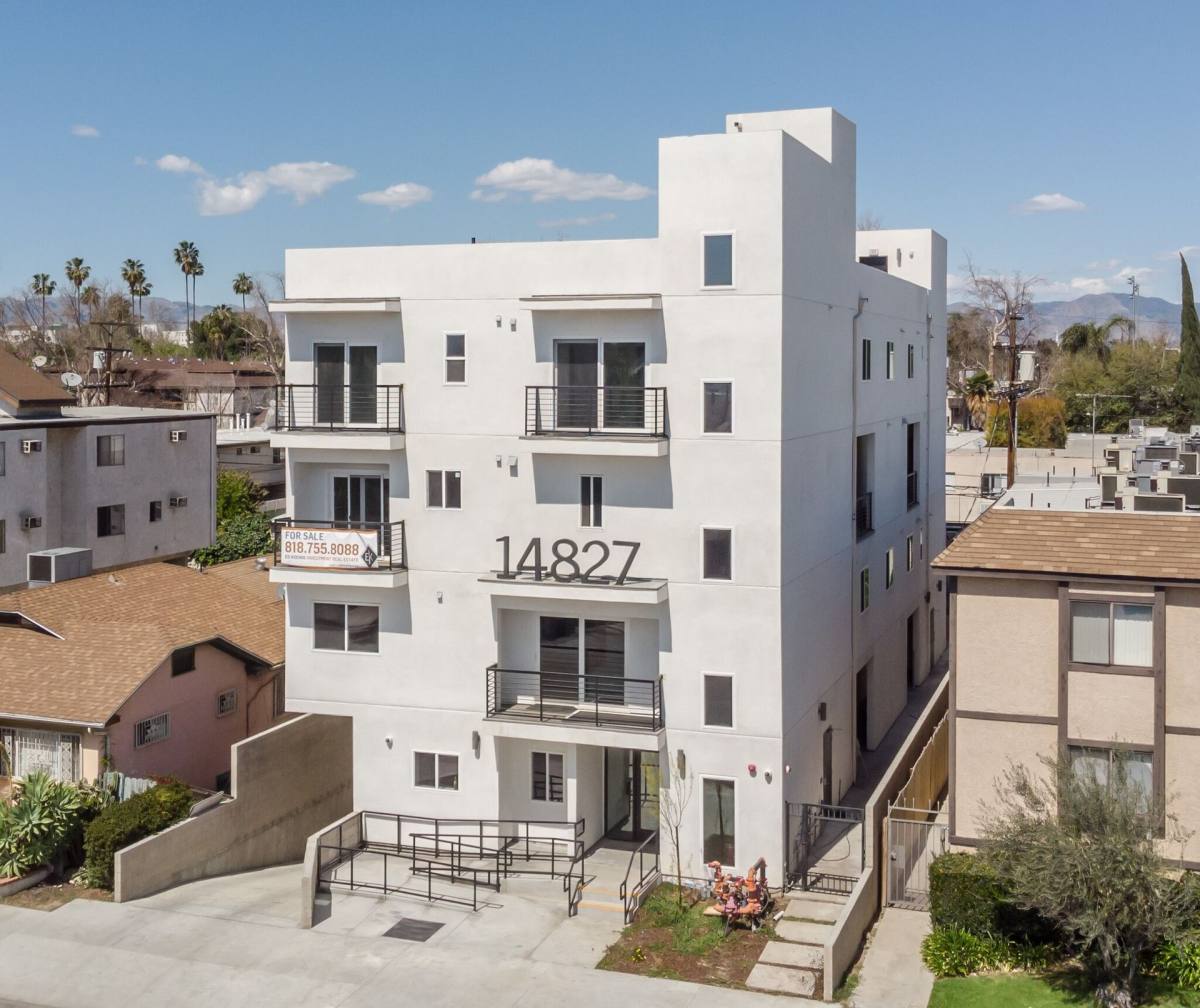 Apartment for rent at 14827 Victory Blvd, Van Nuys, CA 91411