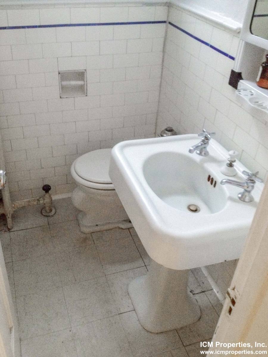 Apartment for rent at 428 W Surf St #102, Chicago, IL 60657