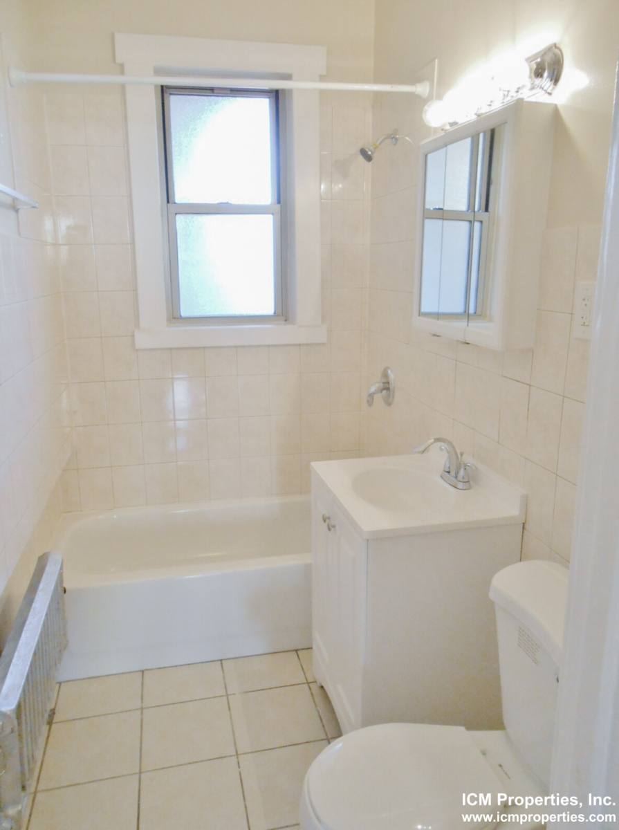 Apartment for rent at 1601 W Berteau Ave #2, Chicago, IL 60613