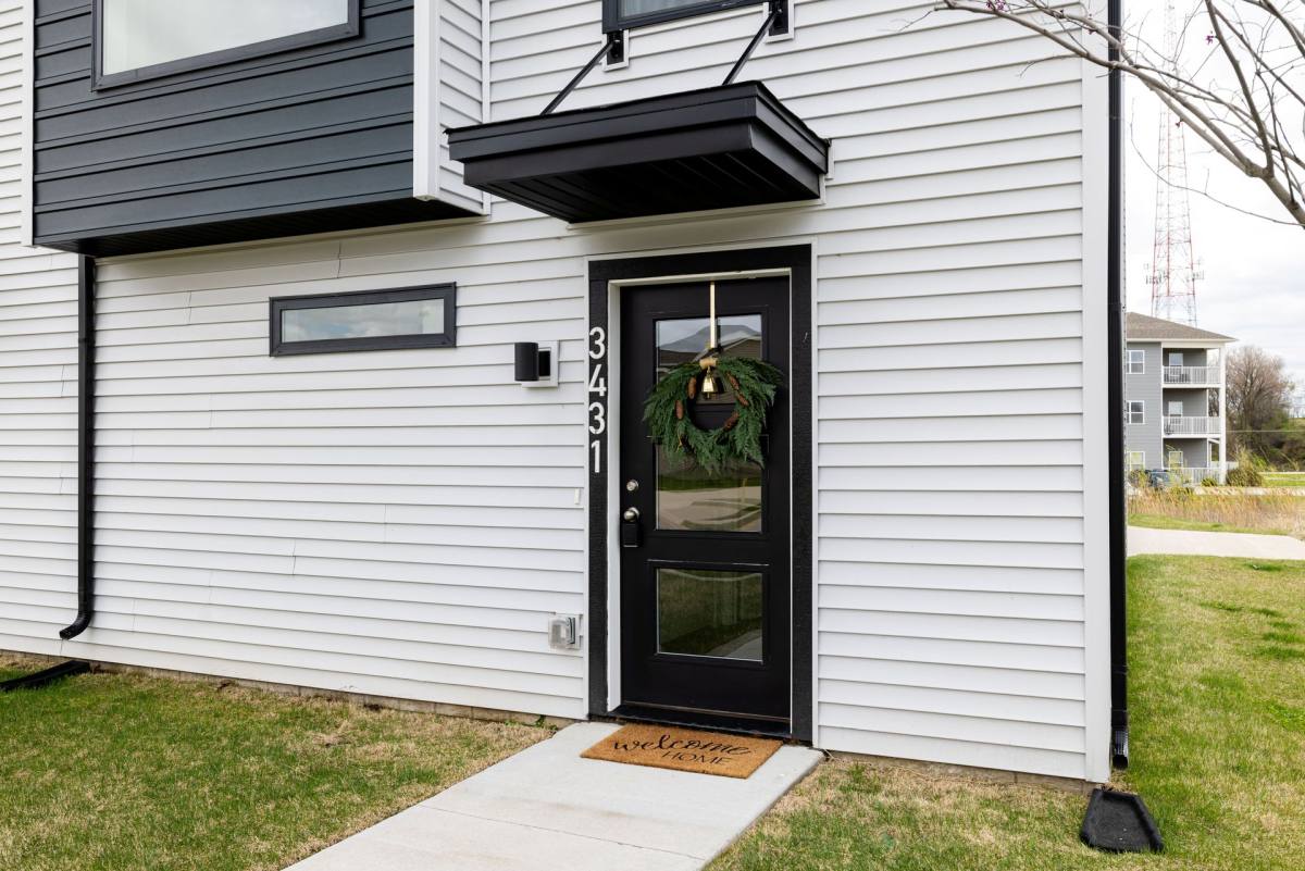 Townhouse for rent at 3431 Glenbrook Circle S, Bettendorf, IA 52722