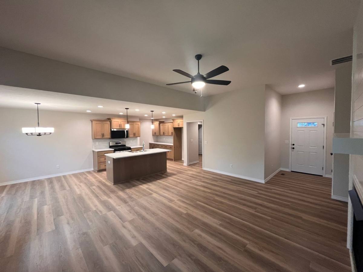 House for rent at 652 W Brook Hollow Dr, Nixa, MO 65714