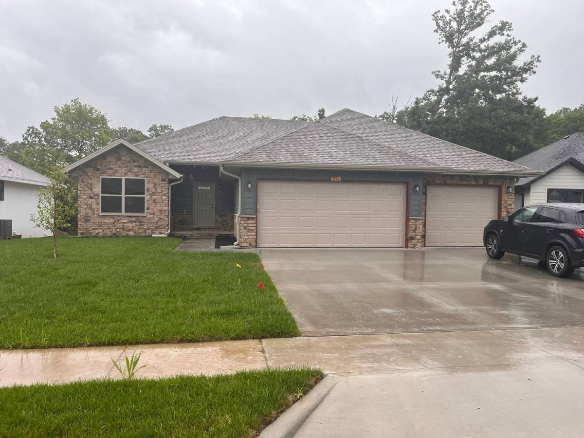 House for rent at 652 W Brook Hollow Dr, Nixa, MO 65714