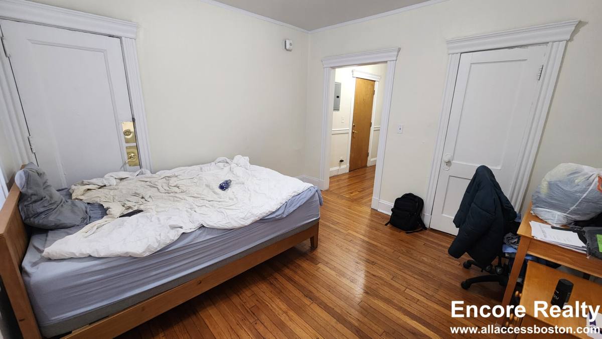 Apartment for rent at 352 Riverway #11, Boston, MA 02115
