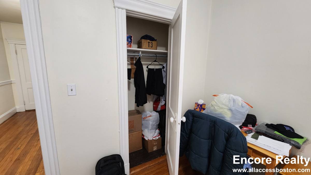 Apartment for rent at 352 Riverway #11, Boston, MA 02115