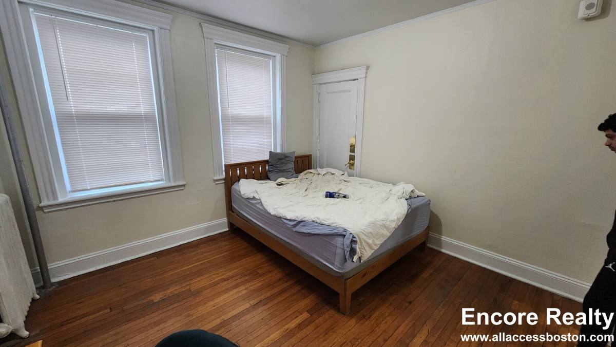 Apartment for rent at 352 Riverway #11, Boston, MA 02115