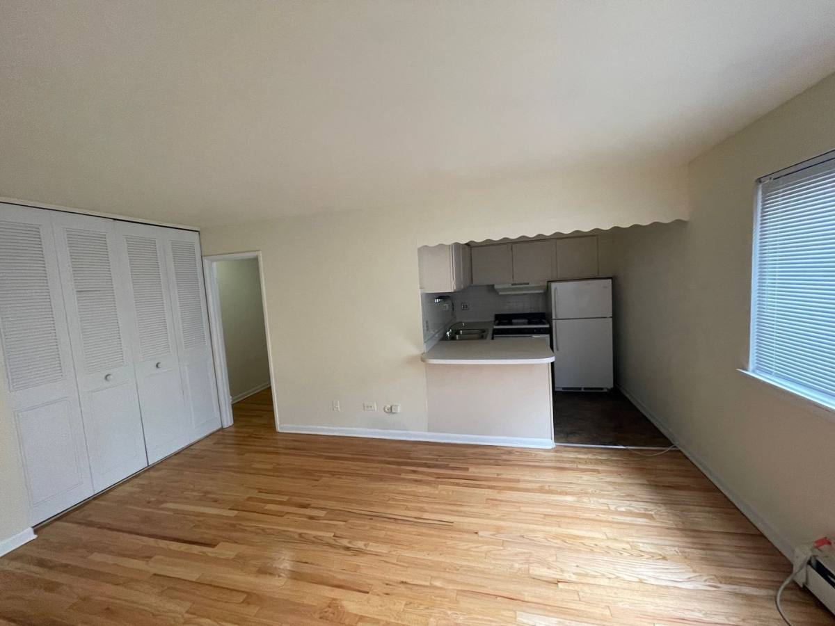 Apartment for rent at 421 W Barry, Chicago, IL 60657