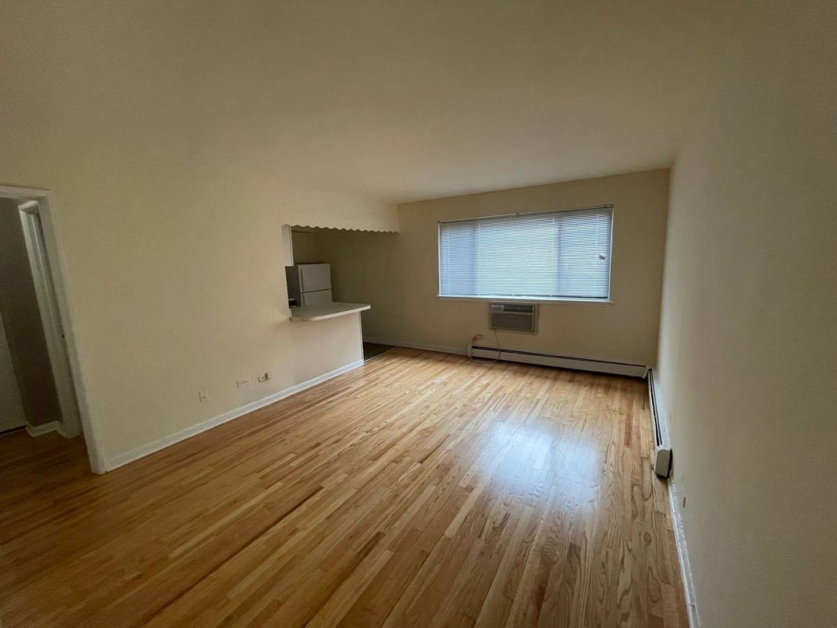 Apartment for rent at 421 W Barry, Chicago, IL 60657
