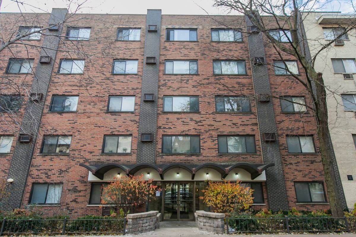 Apartment for rent at 421 W Barry, Chicago, IL 60657