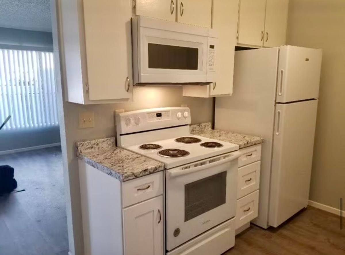 Apartment for rent at 421 E 9th St, Long Beach, CA 90813