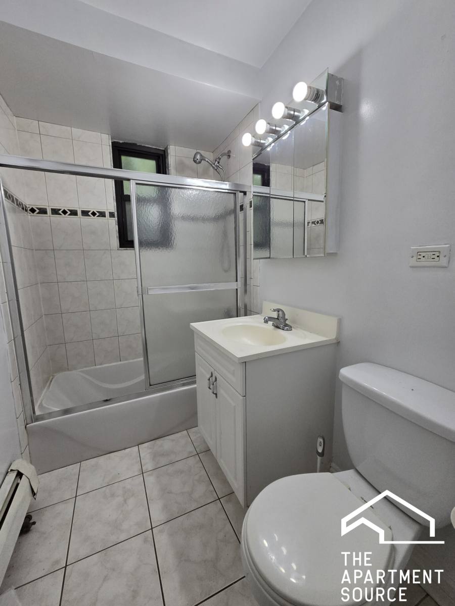 Apartment for rent at 7326 N Ridge Blvd #1W, Chicago, IL 60645