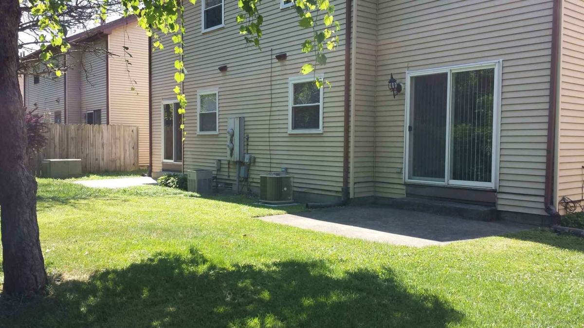 Apartment for rent at 1010-1012 Valley Side Dr, Maumee, OH 43537
