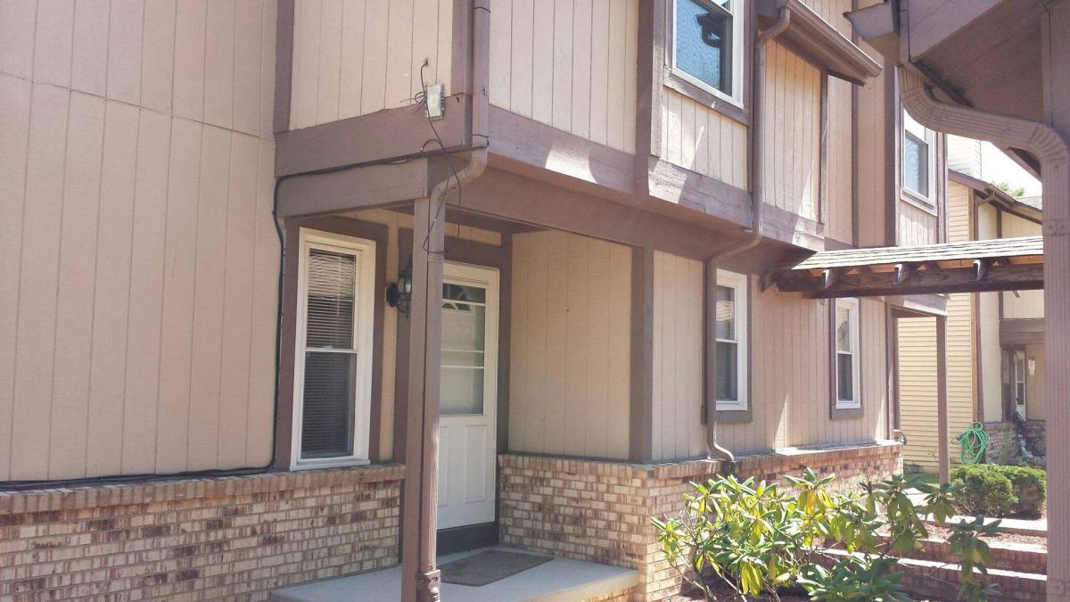Apartment for rent at 1010-1012 Valley Side Dr, Maumee, OH 43537