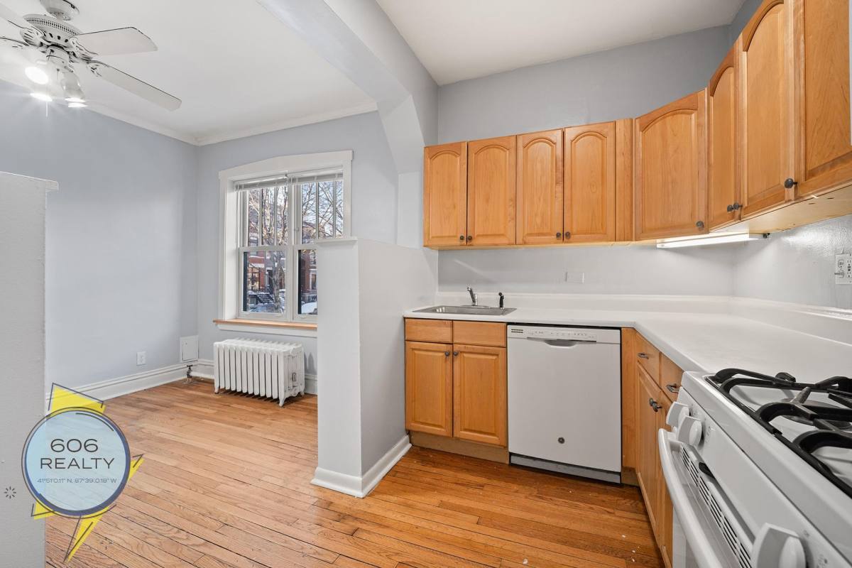 Apartment for rent at 822 W Wrightwood Ave, Chicago, IL 60614