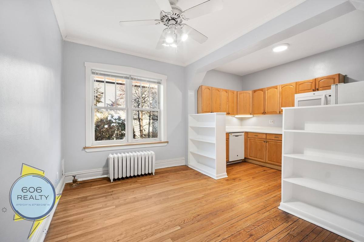 Apartment for rent at 822 W Wrightwood Ave, Chicago, IL 60614