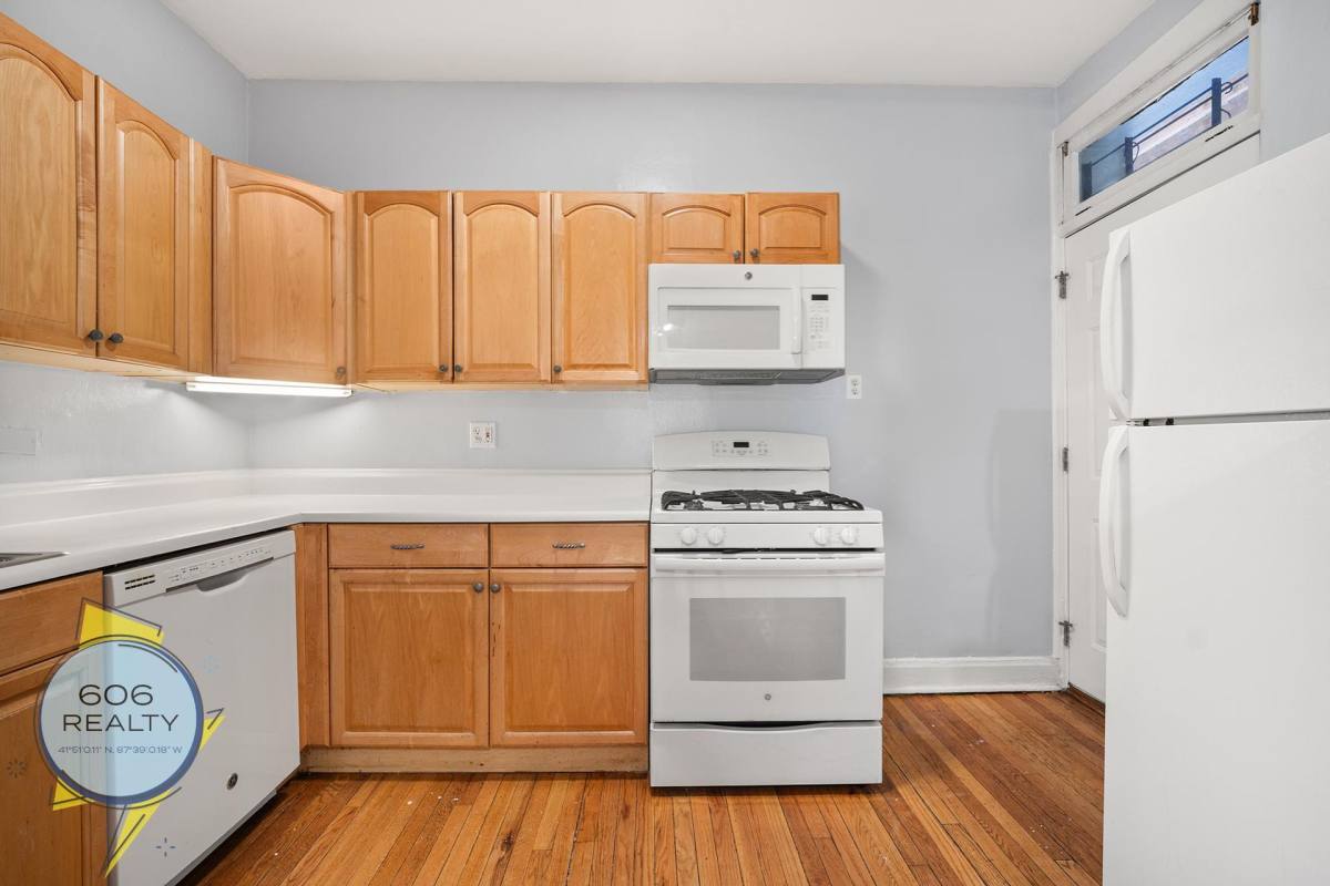 Apartment for rent at 822 W Wrightwood Ave, Chicago, IL 60614