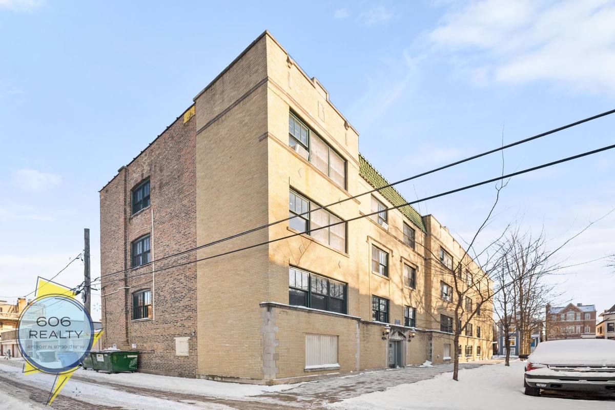 Apartment for rent at 822 W Wrightwood Ave, Chicago, IL 60614