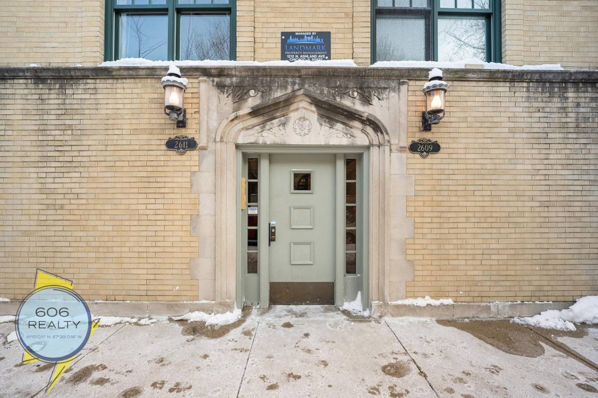Apartment for rent at 822 W Wrightwood Ave, Chicago, IL 60614