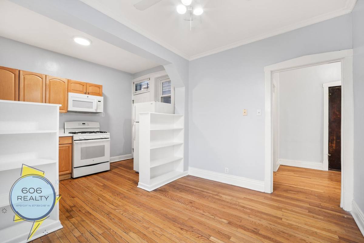 Apartment for rent at 822 W Wrightwood Ave, Chicago, IL 60614
