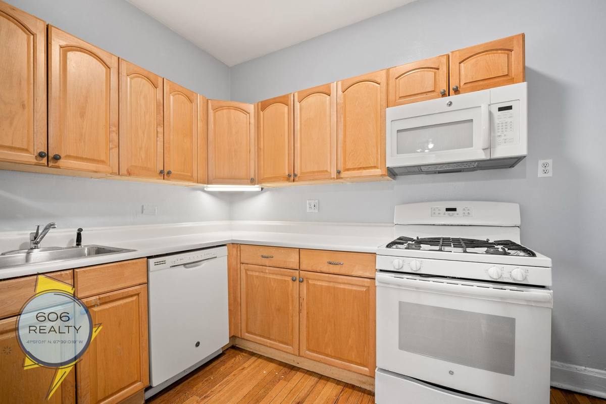 Apartment for rent at 822 W Wrightwood Ave, Chicago, IL 60614