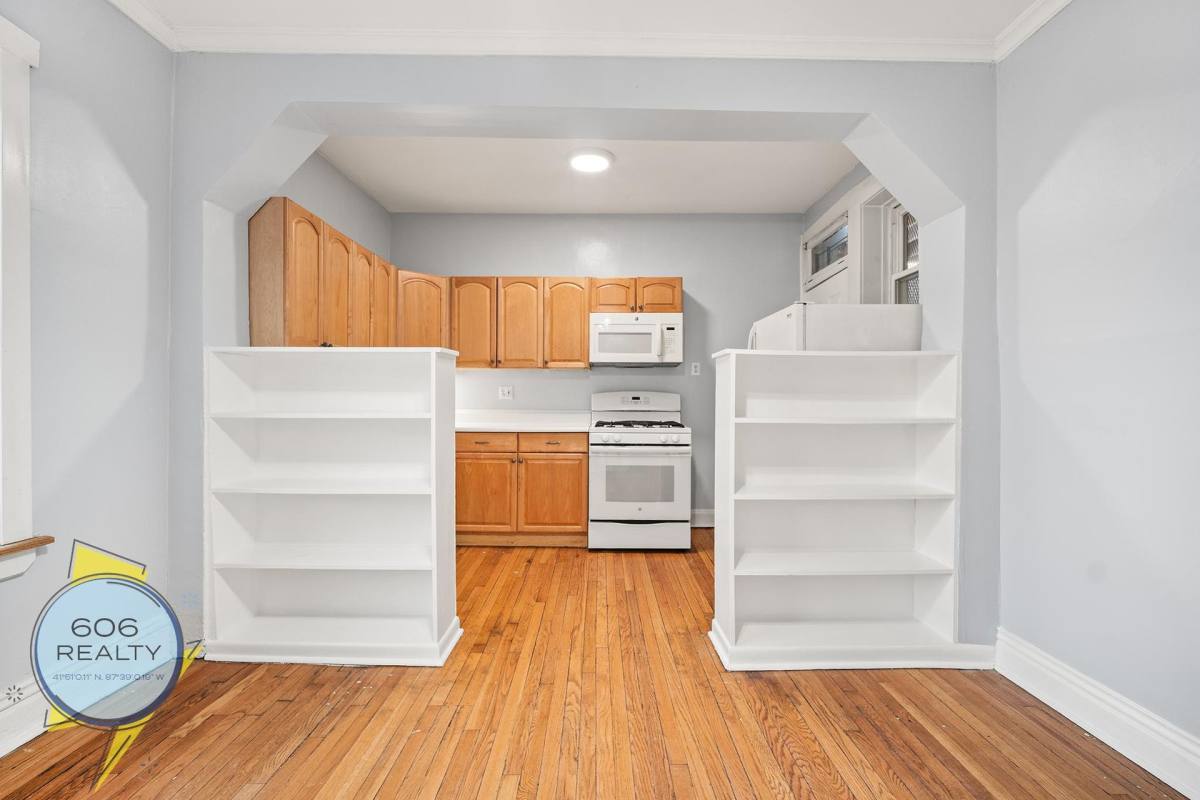 Apartment for rent at 822 W Wrightwood Ave, Chicago, IL 60614