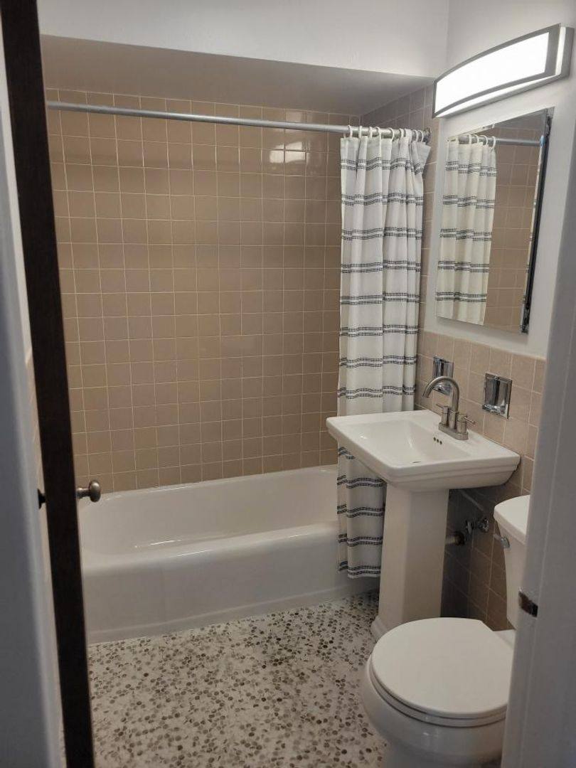 Apartment for rent at 2420-30 W 183rd St, Homewood, IL 60430