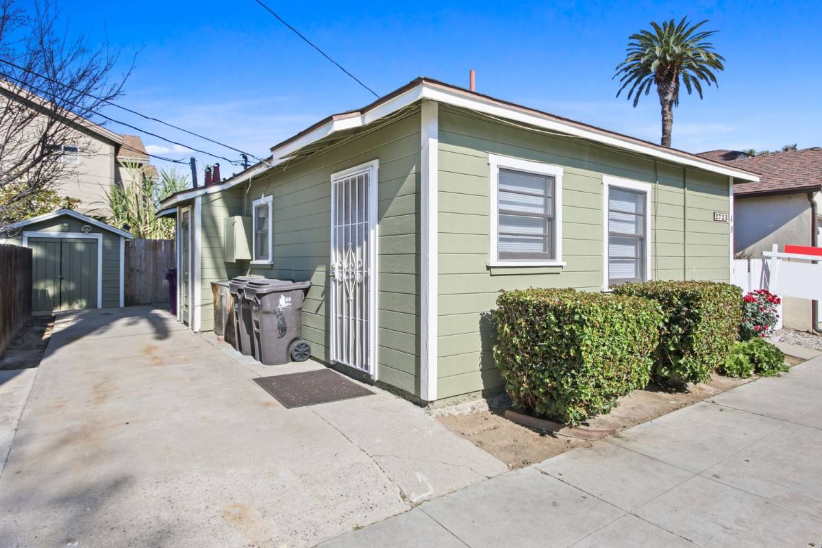 Townhouse for rent at 2723 E 8th St, Long Beach, CA 90804
