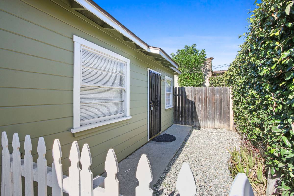 Townhouse for rent at 2723 E 8th St, Long Beach, CA 90804