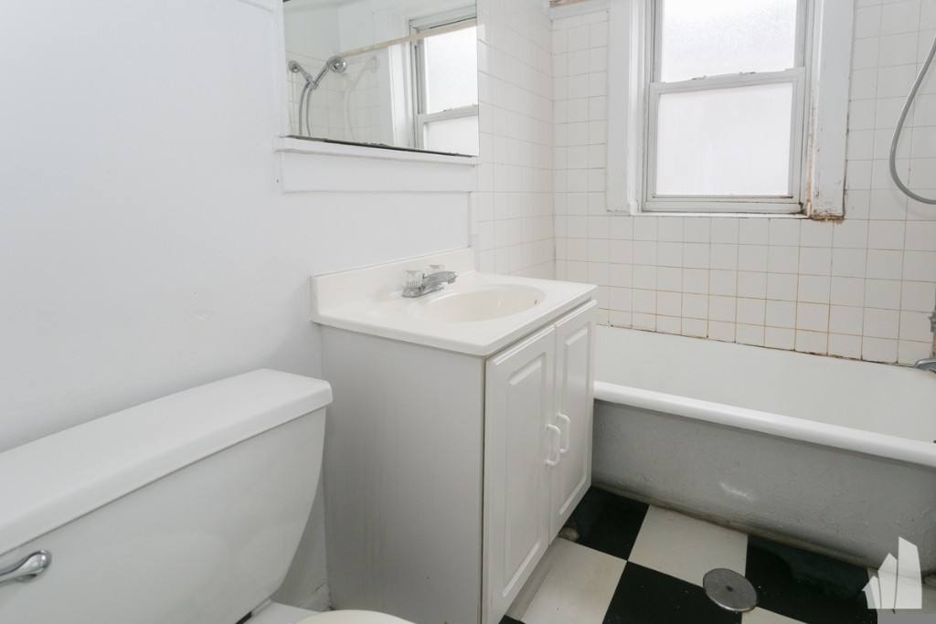 Apartment for rent at 1904 W Winnemac Ave #1, Chicago, IL 60640