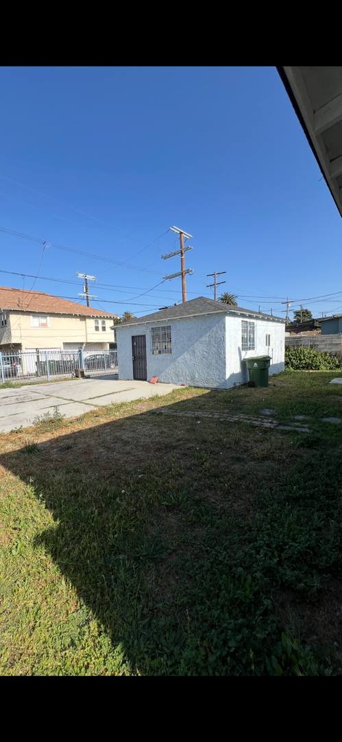 Apartment for rent at 3958 S Normandie Ave, Los Angeles, CA 90037