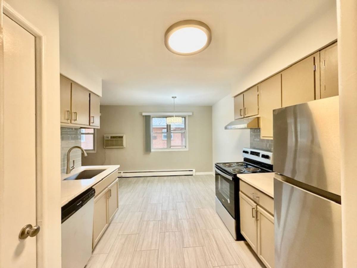 Apartment for rent at 2349-59 W Jarvis 7335-37 N Western, Chicago, IL 60645