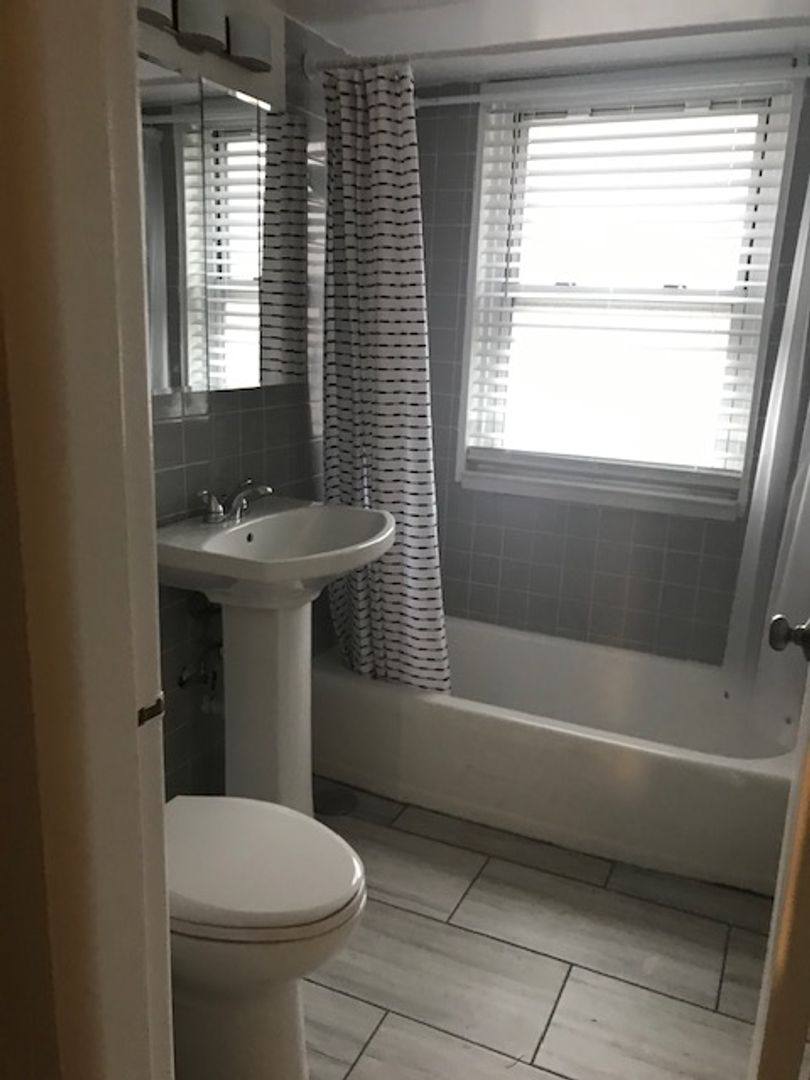 Apartment for rent at 2349-59 W Jarvis 7335-37 N Western, Chicago, IL 60645