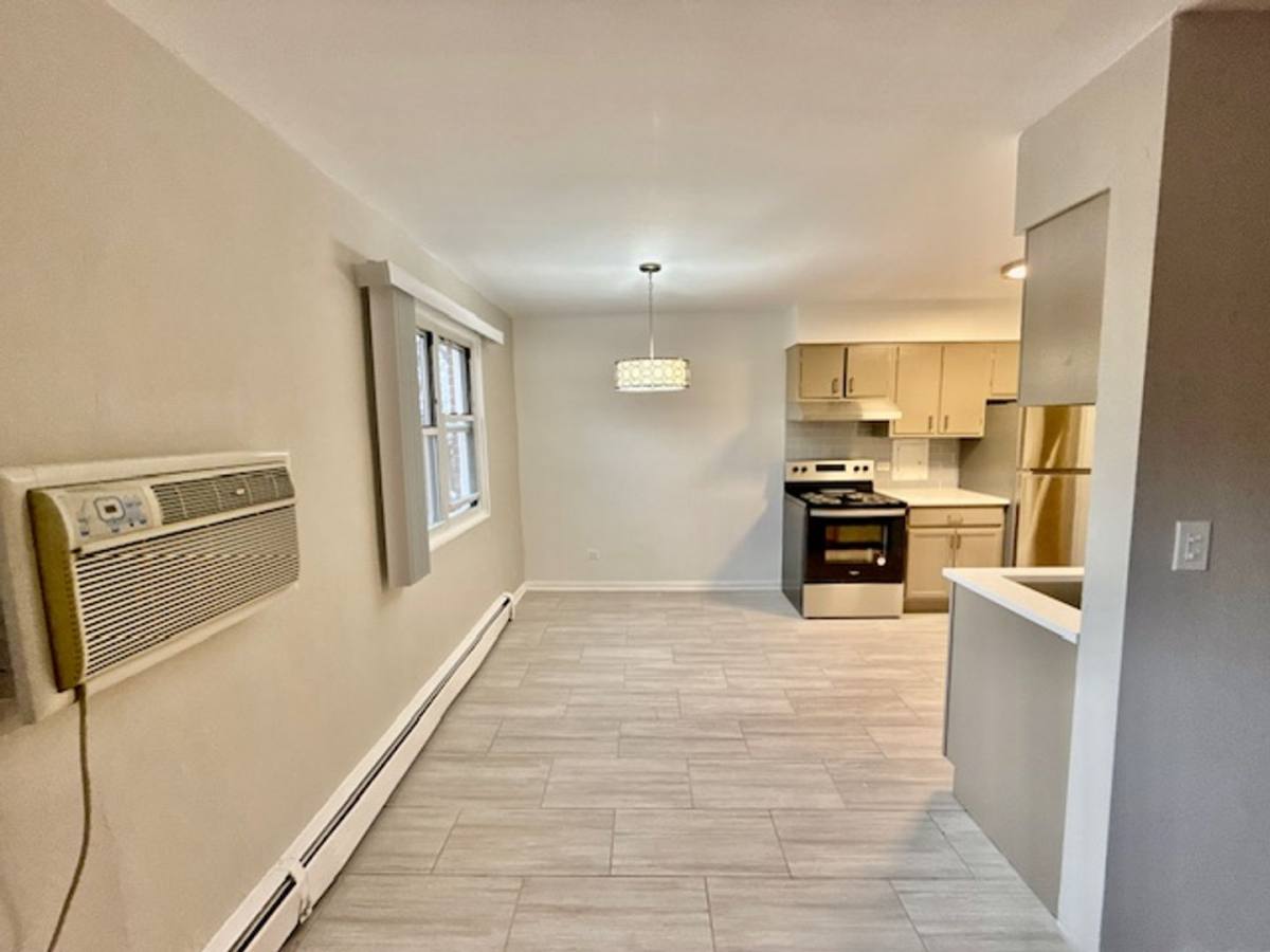 Apartment for rent at 2349-59 W Jarvis 7335-37 N Western, Chicago, IL 60645