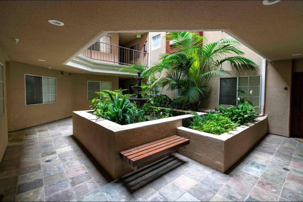 Apartment for rent at 114 N Doheny Dr, Los Angeles, CA 90048