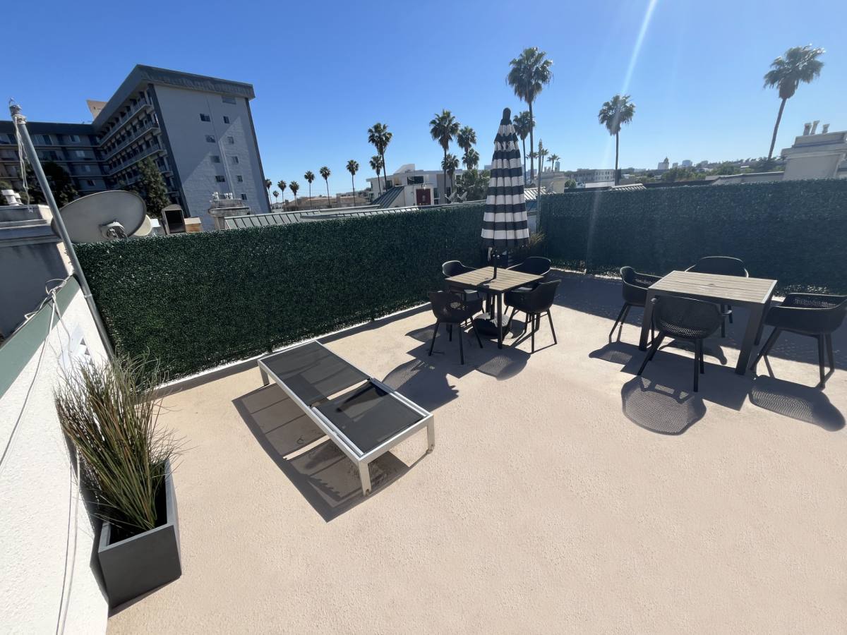 Apartment for rent at 114 N Doheny Dr, Los Angeles, CA 90048