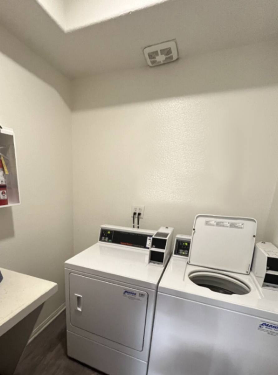 Apartment for rent at 114 N Doheny Dr, Los Angeles, CA 90048