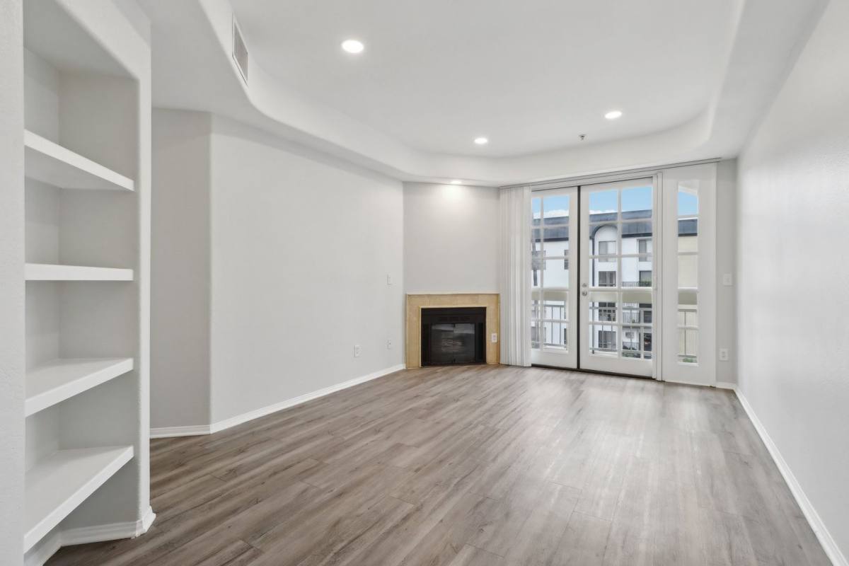 Apartment for rent at 114 N Doheny Dr, Los Angeles, CA 90048