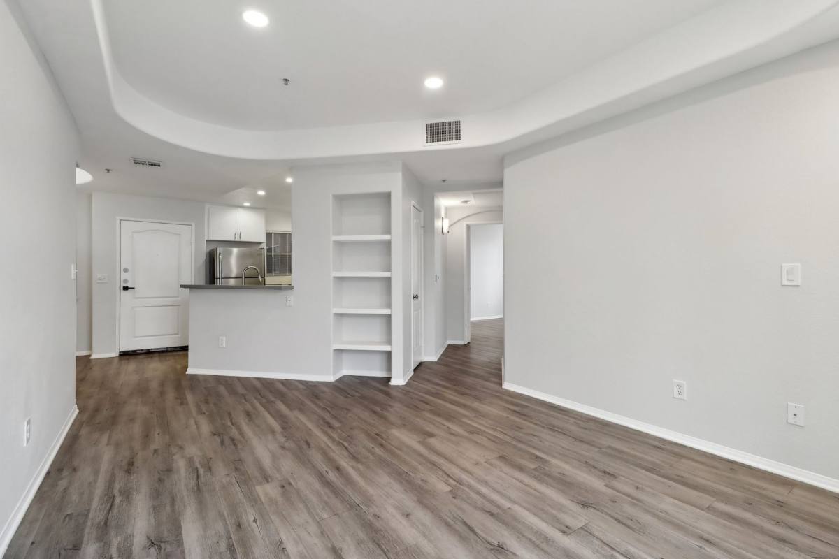 Apartment for rent at 114 N Doheny Dr, Los Angeles, CA 90048