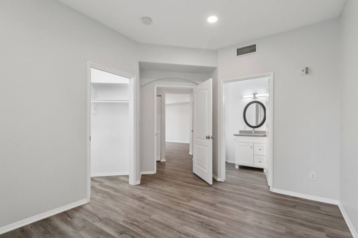 Apartment for rent at 114 N Doheny Dr, Los Angeles, CA 90048